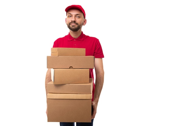 Photo courier from a delivery service with a mountain of cardboard boxes on a white background a man in a