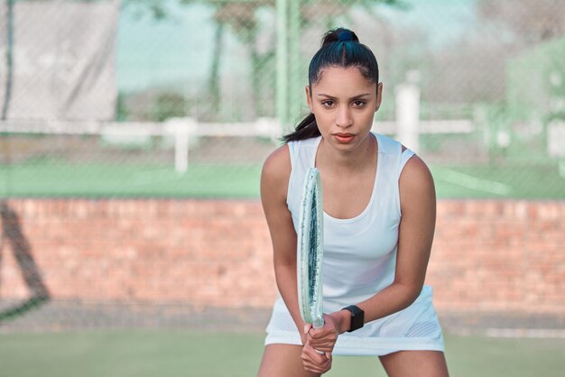 テニス競技のラケットと女性の肖像画とアウトドアスポーツの試合の挑戦 趣味の女性人またはフィットネストレーニングの機器を持つスポーツ選手 深刻でゲームの準備ができています