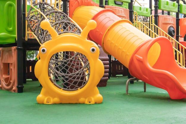 人のいない雨の夏の日に、新しいモダンでカラフルで広い遊び場がある高層ビルの中庭。空の屋外の遊び場。子供のゲームやスポーツのための場所。