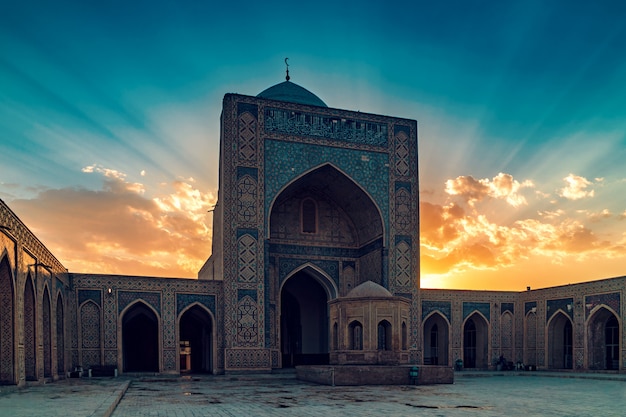 Photo courtyard of kalyan mosque at sunset, bukhara, uzbekistan