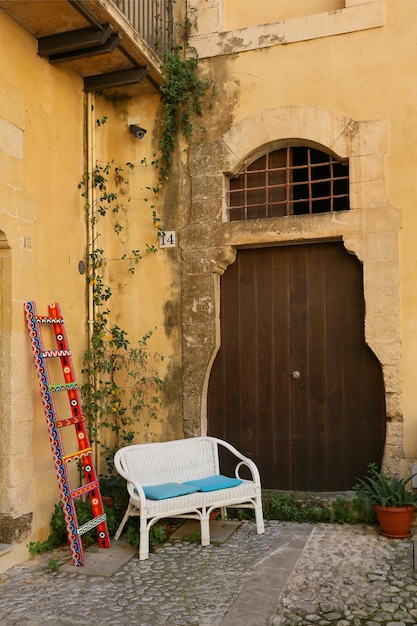 Photo courtyard in noto sicily