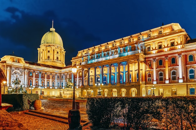 Cortile del palazzo reale di budapest. tempo di notte. ungheria.