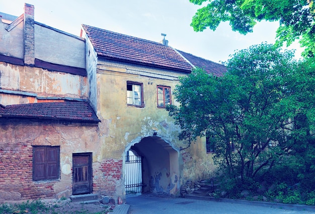 Cortile con arco nella città vecchia di vilnius, lituania