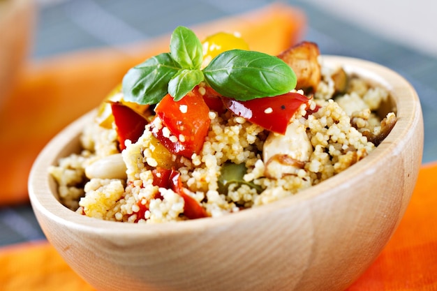 CousCous Bowl met vlees en gemengde gegrilde groenten