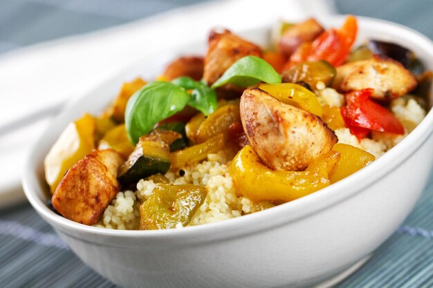 CousCous Bowl met vlees en gemengde gegrilde groenten