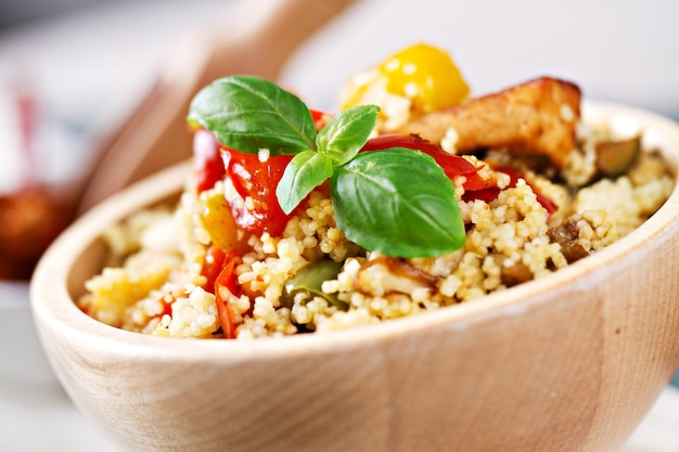 Ciotola cous cous con carne e verdure miste grigliate