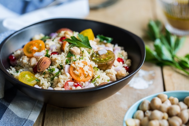 Couscous met granaatappel en amandelsalade door saladedressing