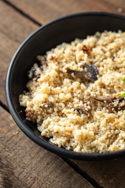 Couscous senza carne spezie vegetali antipasto piatto porzione sul tavolo cibo sano pasto