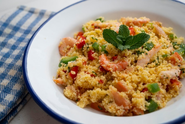 Foto insalata di cous cous con verdure e gamberi