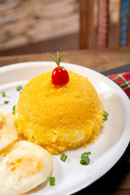 Foto couscous ripieno di formaggio e uova in una splendida cornice cittadina di campagna, cuzcuz