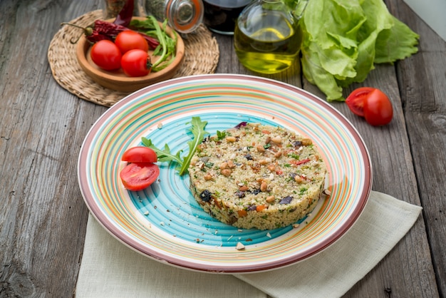 Кускус с креветками и овощами в миске