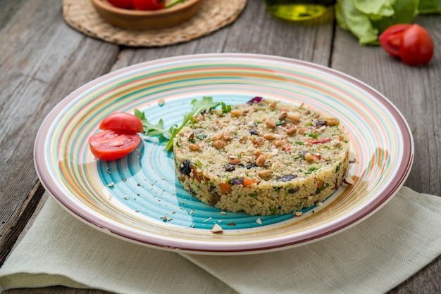 Couscous con gamberi e verdure in una ciotola