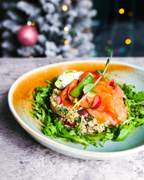 Foto cous cous con pomodoro e insalata verde