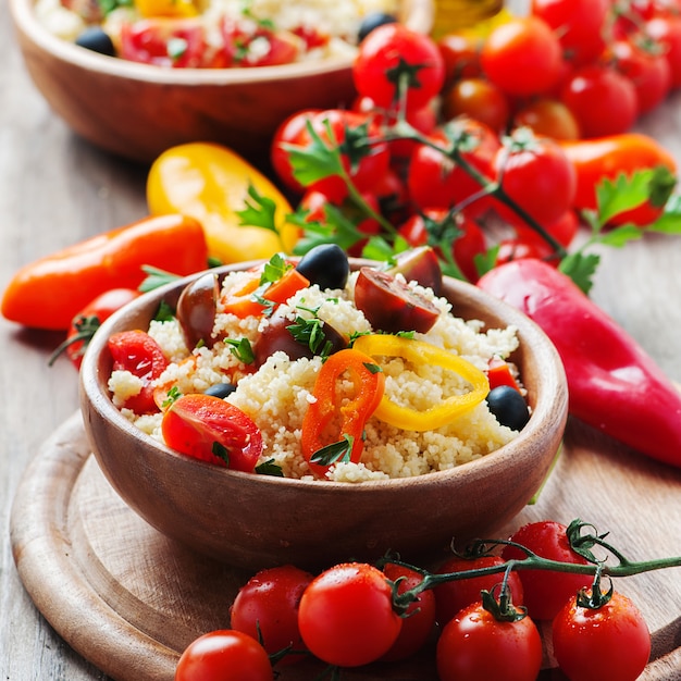 Couscous con verdure e olive, messa a fuoco selettiva