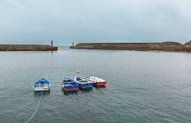 스페인 비스케이 만(Bay of Biscay, Spain)의 보트가 있는 만