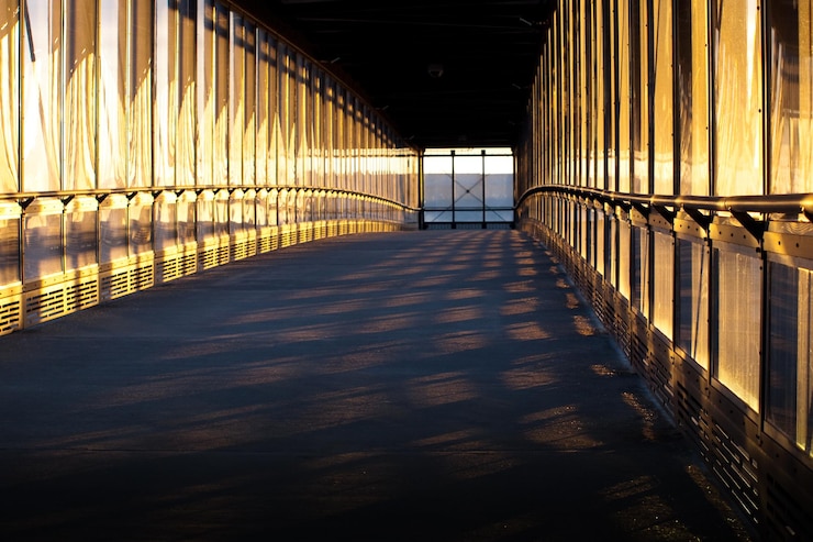 Photo ライトレール駅への屋根付き橋。