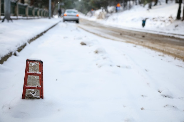 雪道に覆われています