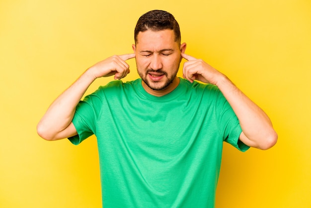 Foto coprire le orecchie con le dita stressate e disperate da un ambiente rumoroso