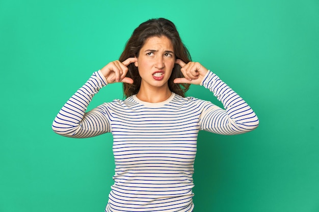 Foto coprire le orecchie con le dita stressate e disperate da un ambiente rumoroso