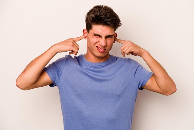 Coprire le orecchie con le dita stressate e disperate da un ambiente rumoroso