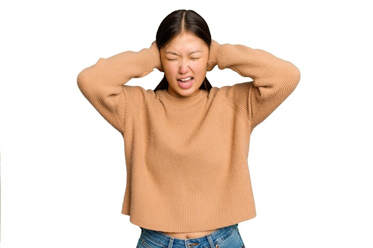 Photo 너무 큰 소리를 듣지 않으려고 손으로 귀를 막는다.