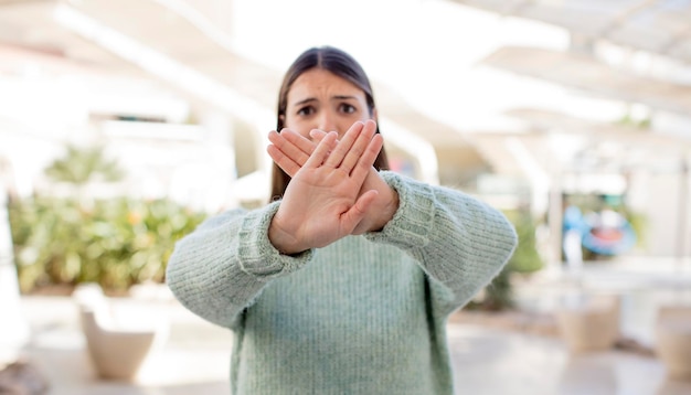 Foto coprire il viso con la mano e mettere l'altra mano davanti per fermare la telecamera che rifiuta foto o immagini