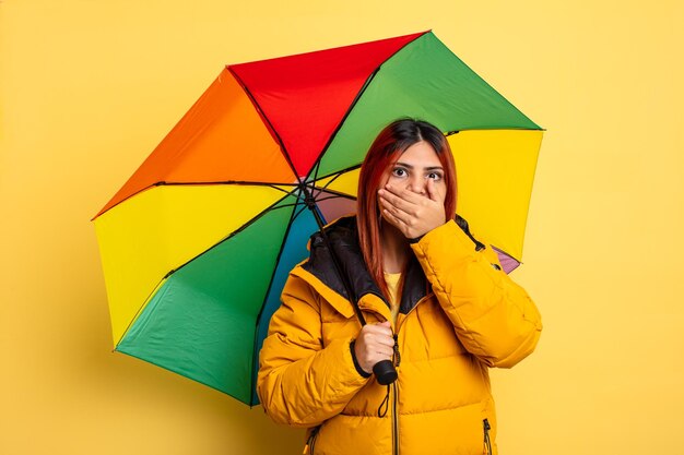 Foto coprendosi la bocca con le mani con uno shock