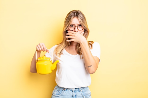 Coprendosi la bocca con le mani con uno shock