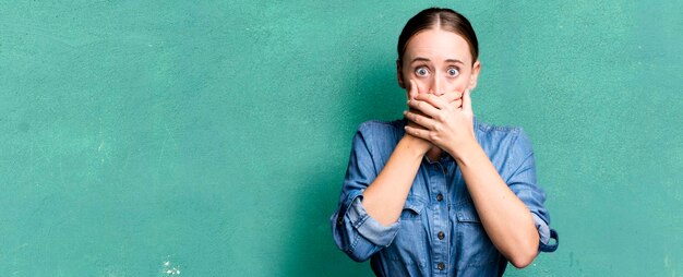 Foto coprendosi la bocca con le mani con uno shock