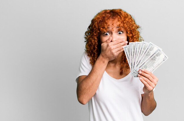 Foto coprendosi la bocca con le mani con uno shock