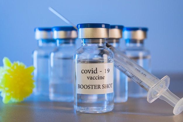 Covid-19 boostervaccin flacons. geneeskunde en gezondheidszorg concept