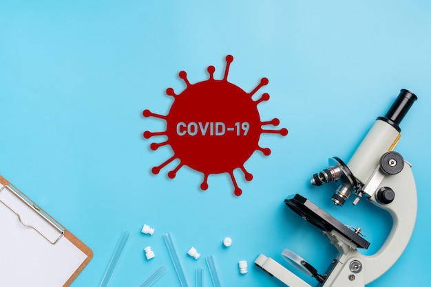 COVID 19 или значок вируса короны на вид сверху медицинского оборудования