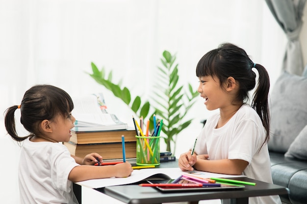 Covid-19 coronavirus e apprendimento da casa, concetto di bambino della scuola domestica. i bambini piccoli studiano l'apprendimento online da casa con il laptop.