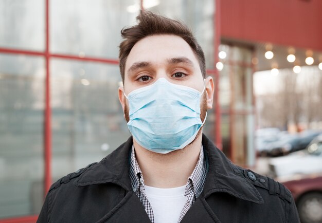 Covid 19 coronavirus. Portret van de Kaukasische mens die gezichts hygiënisch masker draagt