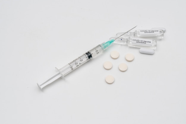 COVID 19 Coronavirus Vaccin en injectiespuit Het wordt gebruikt voor preventie, immunisatie en behandeling van COVID-19