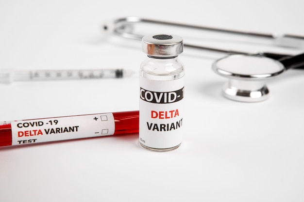 사진 코비드 19 델타 변종 백신과 테스트 혈액이 흰색 배경에 있습니다. 코로나바이러스 예방접종