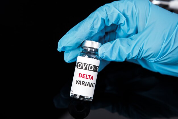 코비드 19 델타 변종 백신이 손에 있습니다. 코로나바이러스 예방접종