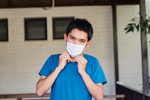 Foto covid 19 l'uomo indossa una maschera per proteggersi dal coronavirus.