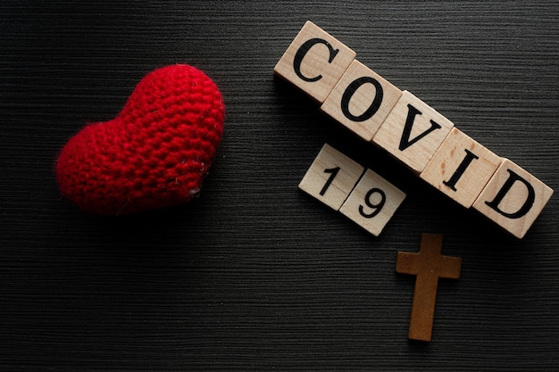 Covid-19 naam van corona-virus uit wuhan tekstwoord op drak houten achtergrond met hartliefde.