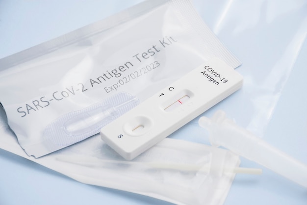 Risultato del test negativo per covid-19 con kit di test rapido dell'antigene sars cov-2 (atk), concetto di protezione infettiva da coronavirus