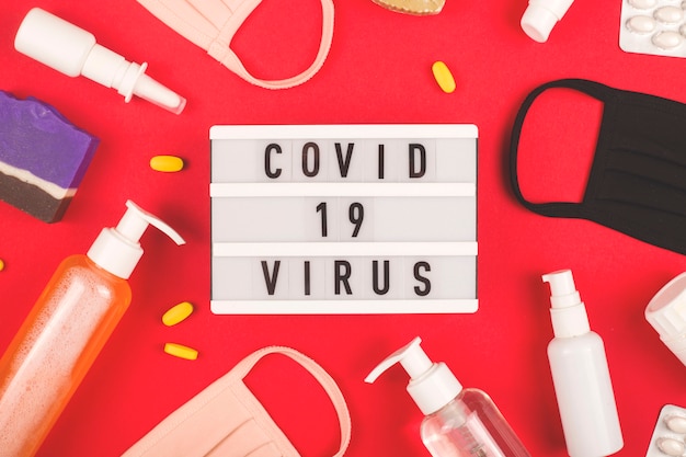 Концепция пандемии Covid-19. Расположение вещей, чтобы защитить себя на красном.