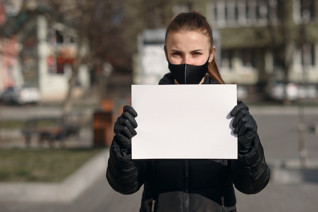 Foto coronavirus pandemico covid-19. un medico con una carta per mantenere la calma e rimanere a casa tenendo a portata di mano, proteggere dall'epidemia di coronavirus o covid-19