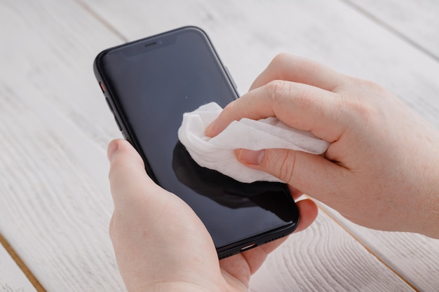 Covid 19 prevenzione dell'applicazione della disinfezione con alcole al telefono cellulare