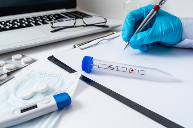 Covid-19 rapid test with saliva sample in the laboratory