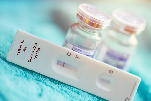 Фото covid-19 self rapid antigen test kit с флаконом с дозой вакцины covid для обнаружения и лечения коронавируса.