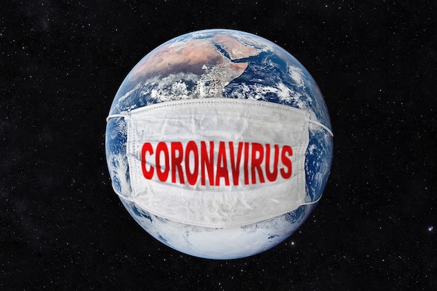 Covid-19 охватывает мир, мир заражен коронавирусом, планету Земля под маской коронавируса, мир защищается от вируса короны. загрязнение планеты. Элементы этого изображения предоставлены НАСА