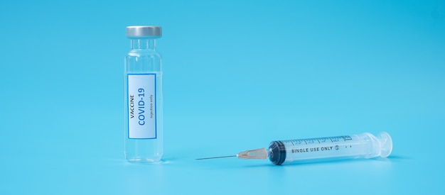 COVID-19 vaccin flacon en injectie naald spuit tegen coronavirus-infectie