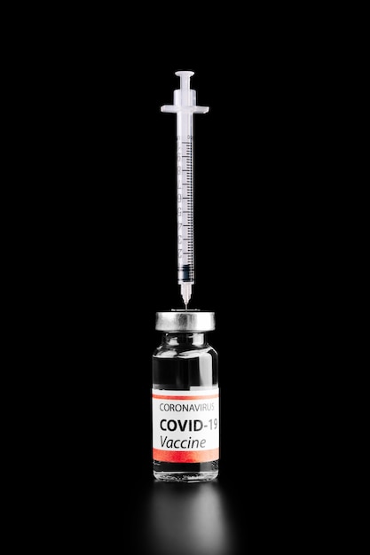 Covid-19-vaccin geïsoleerd op zwarte achtergrond. gezondheidszorg en medisch concept.