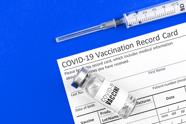 COVID-19 vaccinatiekaart officiële documentachtergrond, bovenaanzicht, ziekenhuisfoto