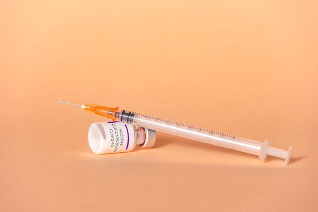 Photo covid-19 vaccine,syringe and bottle with vaccine for coronavirus cure. concept of corona virus treatment, injection